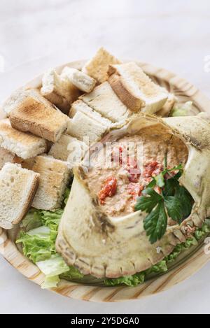 Frische portugiesische Krabben-Creme-Mousse mit Meeresfrüchten und Toast-Tapas-Snack Stockfoto