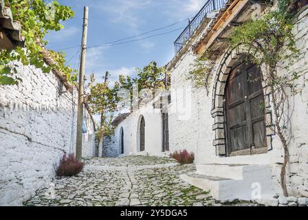 Kopfsteinpflasterstraße in der Altstadt von berat albanien Stockfoto