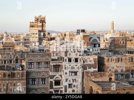 Blick auf die Skyline der Altstadt im Zentrum von sanaa, traditionelle Gebäude im jemen Stockfoto