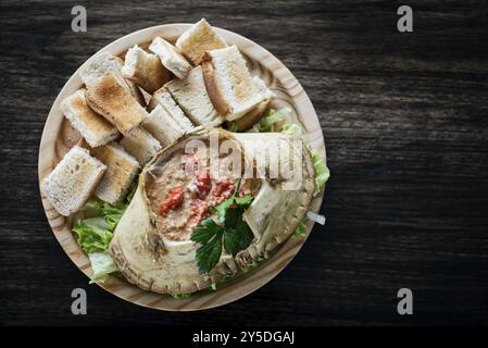 Frische portugiesische Krabben-Creme-Mousse mit Meeresfrüchten und Toast-Tapas-Snack Stockfoto