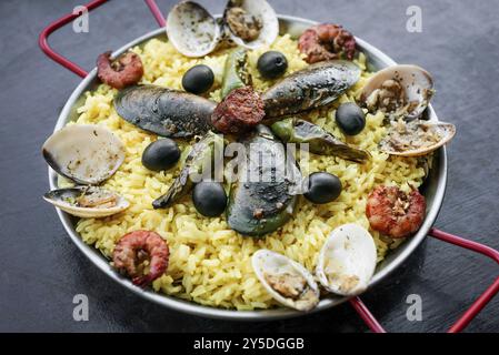 Gemischte Meeresfrüchte und Reispaella berühmte traditionelle portugiesische und spanische Mahlzeit Stockfoto