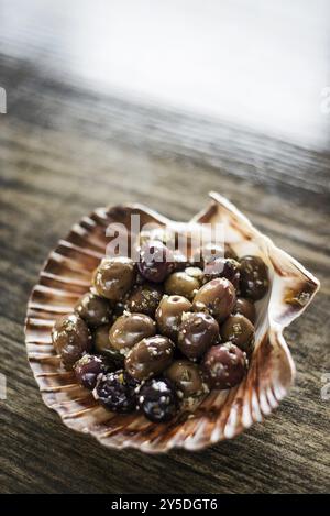 Gourmet-Tapas mit Knoblauch und Kräutern marinierten frischen Oliven Stockfoto