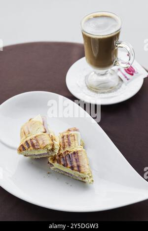 Käse, Schinken geröstete Croissant und Milchkaffee Kaffee einfaches Frühstück Snack set Stockfoto