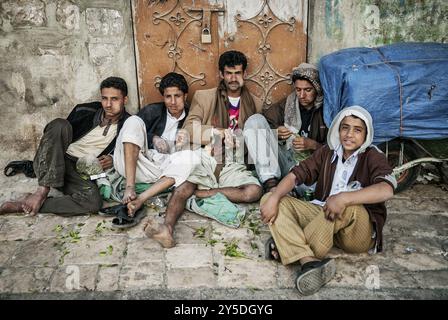 Junge arabische Männer kauen Khat Qat-Drogen-Blätter in der sanaa jemen Straße Stockfoto