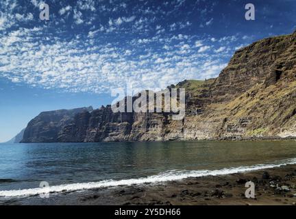 Los gigantes Klippen Naturdenkmal und vulkanischer schwarzer Sandstrand im Süden teneriffas spanien Stockfoto