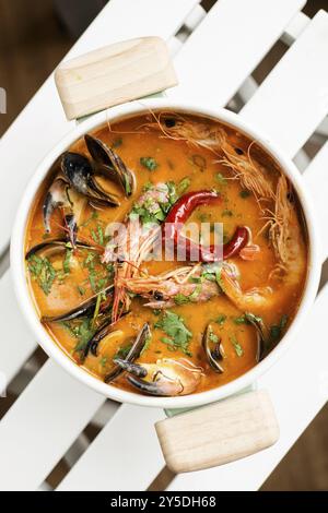 Gemischte, frisch-cremig-würzige Suppe mit Meeresfrüchten Stockfoto