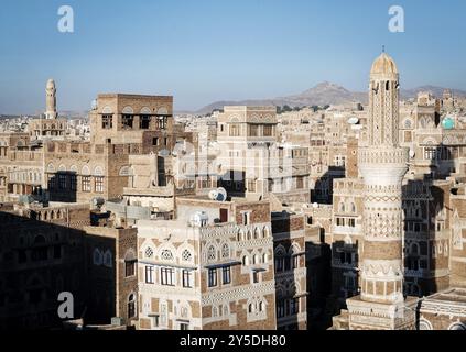 Blick auf die Skyline der Altstadt im Zentrum von sanaa, traditionelle Gebäude im jemen Stockfoto