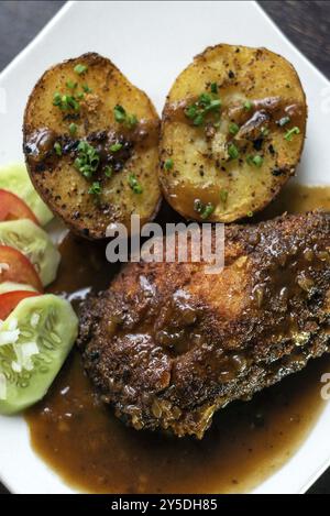 Berühmte Cordon bleu panierte gebratene Hähnchensoße und Kartoffelmahlzeit Stockfoto