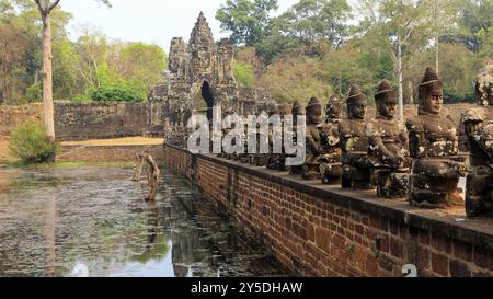 Balustrade mit Steingöttern und Dämonen auf der Brücke zum südlichen Tor von Angkor Thom Stockfoto