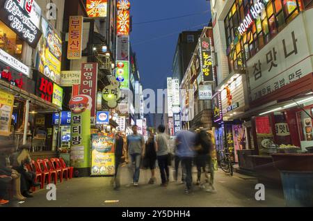 Einkaufsstraße im Zentrum von seoul südkorea bei Nacht Stockfoto