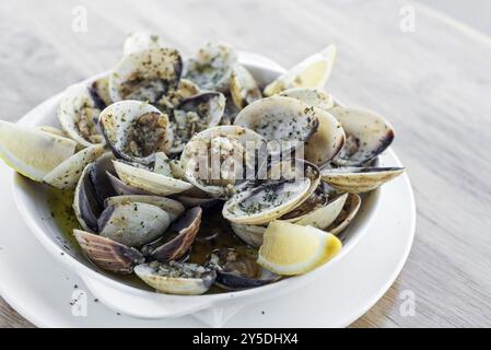 Knoblauch Weißwein gedämpfte frische Muscheln, Meeresfrüchte, Tapas, einfacher Snack ameijoas, Bulhao Pato, portugiesischer Stil Stockfoto