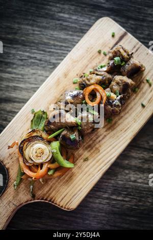 Gegrillte frische portugiesische Chourico Chorizo-Wurst-Tapas-Vorspeise auf Holzbrett Stockfoto