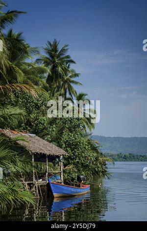 Traditionelles Boot und Dschungelhütte auf dem Tatai-Fluss in den Kardamombergen kambodschas Stockfoto