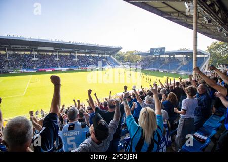 Fußball 3. Liga, Saison 2024/25, Spieltag 6: Waldhof Mannheim gegen VfL Osnabrück. 9.926 Schauen Sie sich das Spiel im Carl-Benz Stadium an Stockfoto