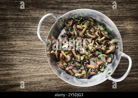 Gebratene Shiitake-Pilze in Knoblauchkraut und Olivenöl-Tapas Stockfoto