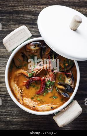 Gemischte, frisch-cremig-würzige Suppe mit Meeresfrüchten Stockfoto