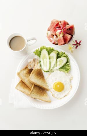 Eiersalat, Toast, Obst und Kaffee Frühstück auf weißem Hintergrund Stockfoto