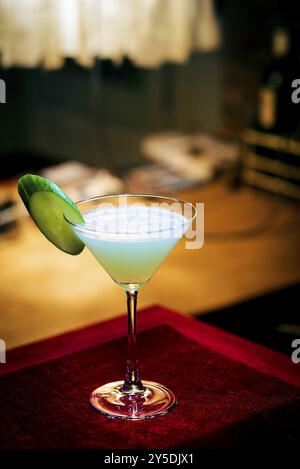 Gurkenminze moderner trendiger Martini-Cocktail in der Bar am Abend Stockfoto