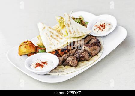Traditionelles nahöstliches Essen gemischtes bbq Barbecue gegrilltes Fleisch Platte Set Mahlzeit Stockfoto