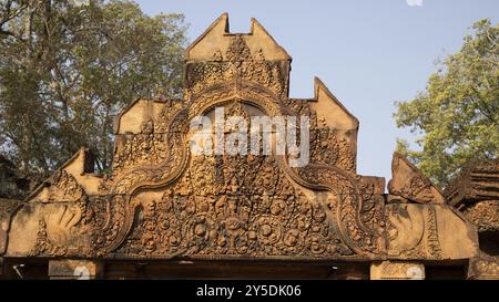 Relief am Eingangstor zum Tempelkomplex Banteay Srei in Kambodscha Stockfoto