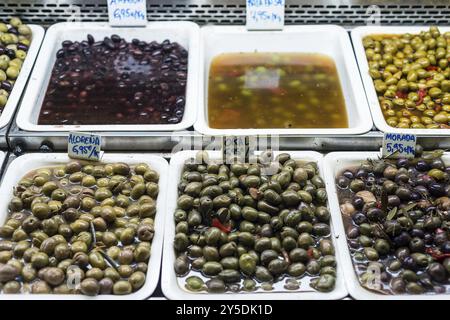 Gemischte Oliven-Tapas-Snacks in den Markttabletts La boqueria in barcelona spanien Stockfoto