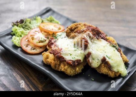 Klassisches traditionelles italienisches Hühnerparmigiana mit Käse und Tomatensoße Stockfoto