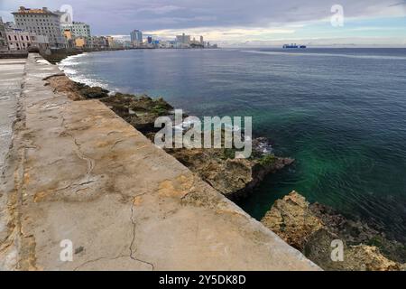 729 Reihe von Gebäuden entlang der Esplanade von Malecon, die Uferbrüstung führt bis zur US-Botschaft im Hintergrund, dem Centro Habana-Vedado. Havanna-Kuba Stockfoto
