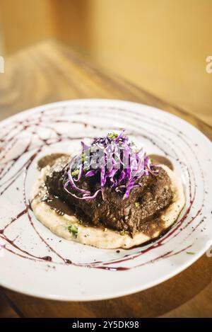 Geschmortes Steak mit Kartoffelpüree und Rotkohl Stockfoto