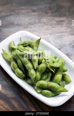 Eine Portion gesalzener japanischer Edamame-Grünbohnen-Snack-Vorspeise Stockfoto