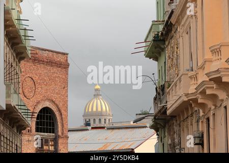 730 die steinverkleidete, vergoldete Kuppel des Capitolio Nacional Capitol von der Malecon Esplanade entlang der Calle Blanco Street. Havanna-Kuba. Stockfoto