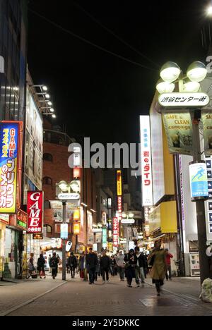 Die Shibuya-Straße bei Nacht tokio japan Stockfoto