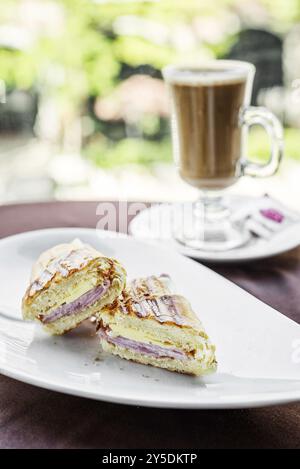 Käse, Schinken geröstete Croissant und Milchkaffee Kaffee einfaches Frühstück Snack set Stockfoto