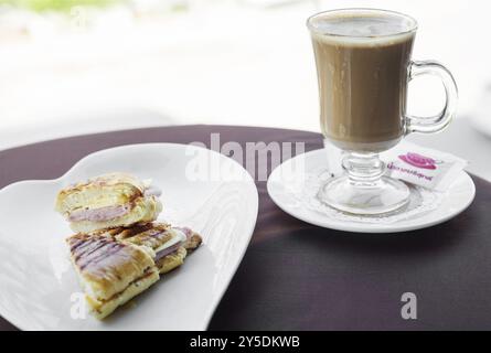 Käse, Schinken geröstete Croissant und Milchkaffee Kaffee einfaches Frühstück Snack set Stockfoto