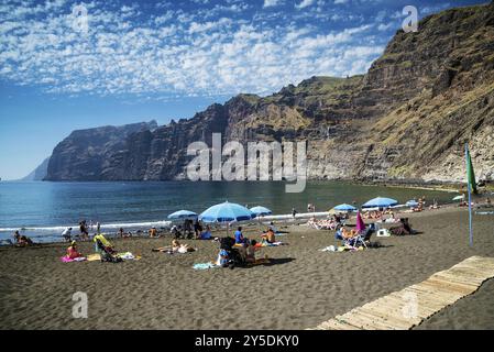 Touristen am Strand los gigantes Wahrzeichen im Süden teneriffas spanien Stockfoto