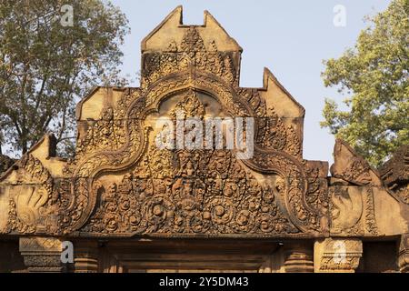 Relief am Eingangstor zum Tempelkomplex Banteay Srei in Kambodscha Stockfoto