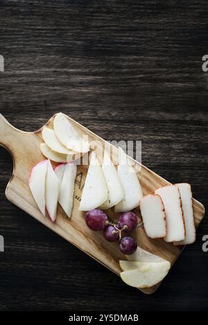 Gemischte portugiesische Käse-Tapas-Snackplatte mit Apfel und Trauben-Set Stockfoto