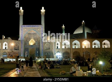 Menschen picknicken vor der Imam-Moschee auf dem Naghsh-i Jahan-Platz im iran isfahan Stockfoto