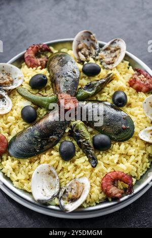 Gemischte frische gedämpfte Meeresfrüchte und Reispaella berühmte traditionelle portugiesische spanische Mahlzeit Stockfoto