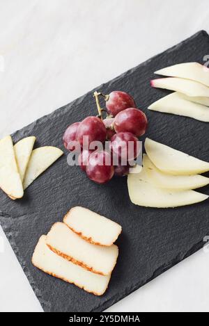 Gourmet gemischte Käse-Tapas-Vorspeise mit Apfel- und Traubensnack Stockfoto