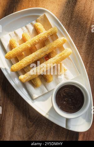 Churros con Schokolade traditioneller spanischer süßer Frühstückssnack Stockfoto