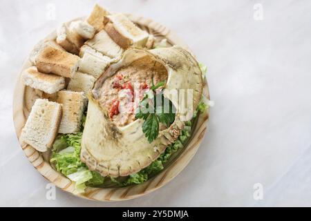 Frische portugiesische Krabben-Creme-Mousse mit Meeresfrüchten und Toast-Tapas-Snack Stockfoto