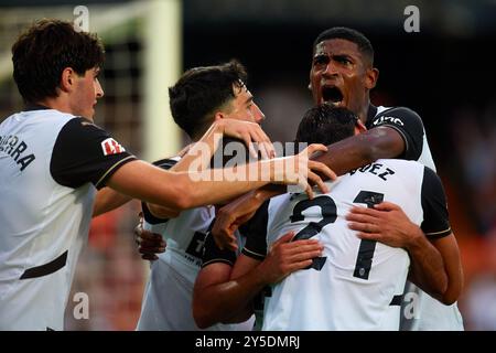 VALENCIA, SPANIEN - 21. SEPTEMBER: Luis Rioja von Valencia CF feiert das Tor beim Spiel der LaLiga zwischen Valencia CF und Girona FC im Estadio Mestalla am 21. September 2024 in Valencia. Stockfoto