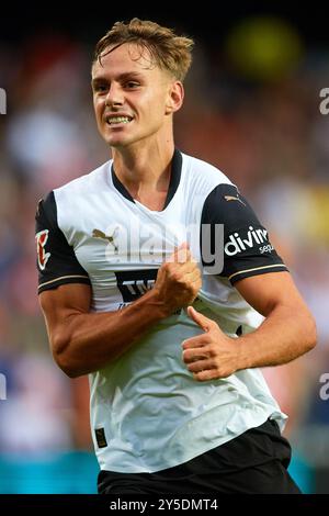 VALENCIA, SPANIEN - 21. SEPTEMBER: Dani Gomez von Valencia CF feiert das Tor beim LaLiga-Spiel zwischen Valencia CF und Girona FC im Estadio Mestalla am 21. September 2024 in Valencia. Stockfoto