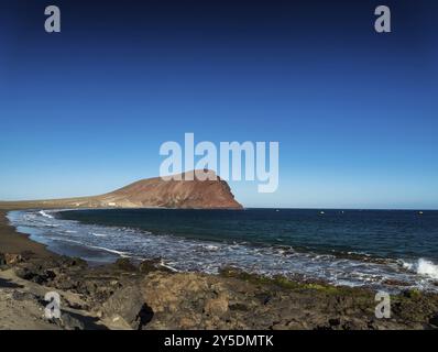 La tejita Kitesurfstrand und montana roja Wahrzeichen im Süden teneriffas spanien Stockfoto