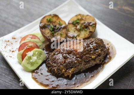 Berühmte Cordon bleu panierte gebratene Hähnchensoße und Kartoffelmahlzeit Stockfoto