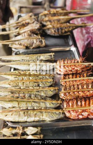 Asiatisch gegrillter gemischter Fisch und Meeresfrüchte im kep Market kambodscha Stockfoto