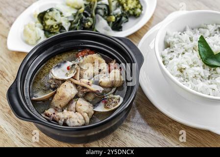 Traditionelle Fischmuscheln und gemischte Meeresfrüchte portugiesisch-scharfe Suppe Eintopfgericht Stockfoto