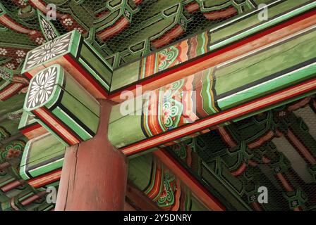 Detail des bemalten Holztempels in seoul, Südkorea Stockfoto