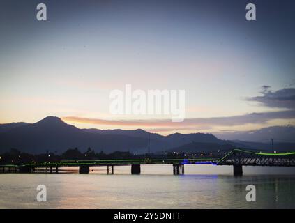 Blick auf das Wahrzeichen der alten Brücke in kampot Stadt kambodscha bei Sonnenuntergang Stockfoto