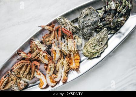Gemischte Auswahl an frischen portugiesischen Meeresfrüchten Gourmet-Platte auf dem Tisch Stockfoto